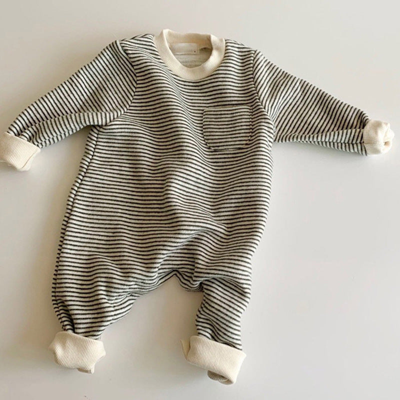 Portez des combinaisons rayées pour bébés à l'extérieur
