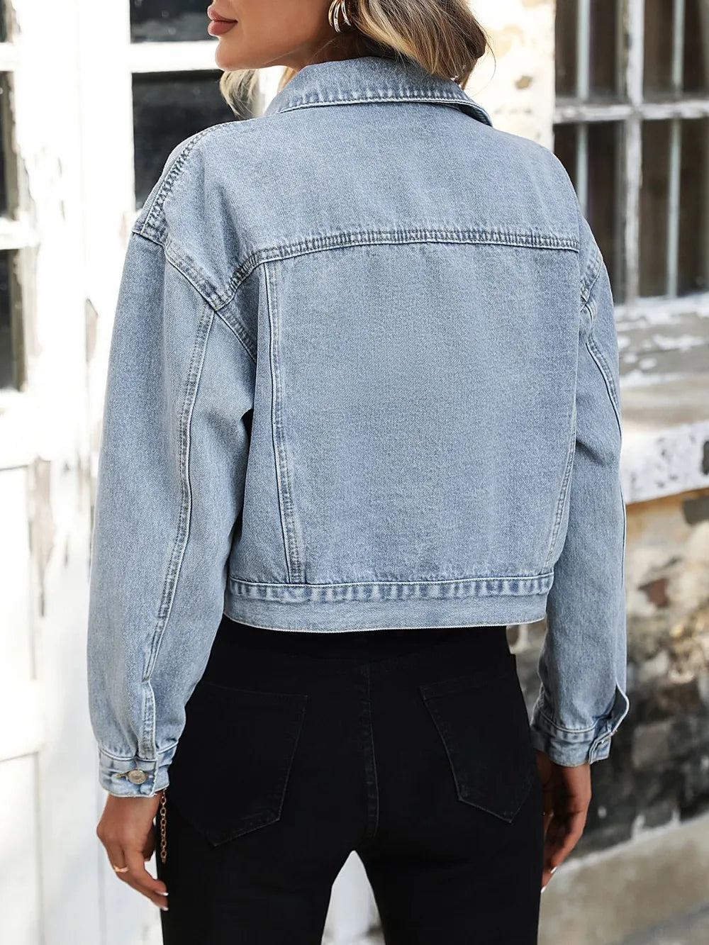 Chaqueta vaquera holgada, moderna e informal