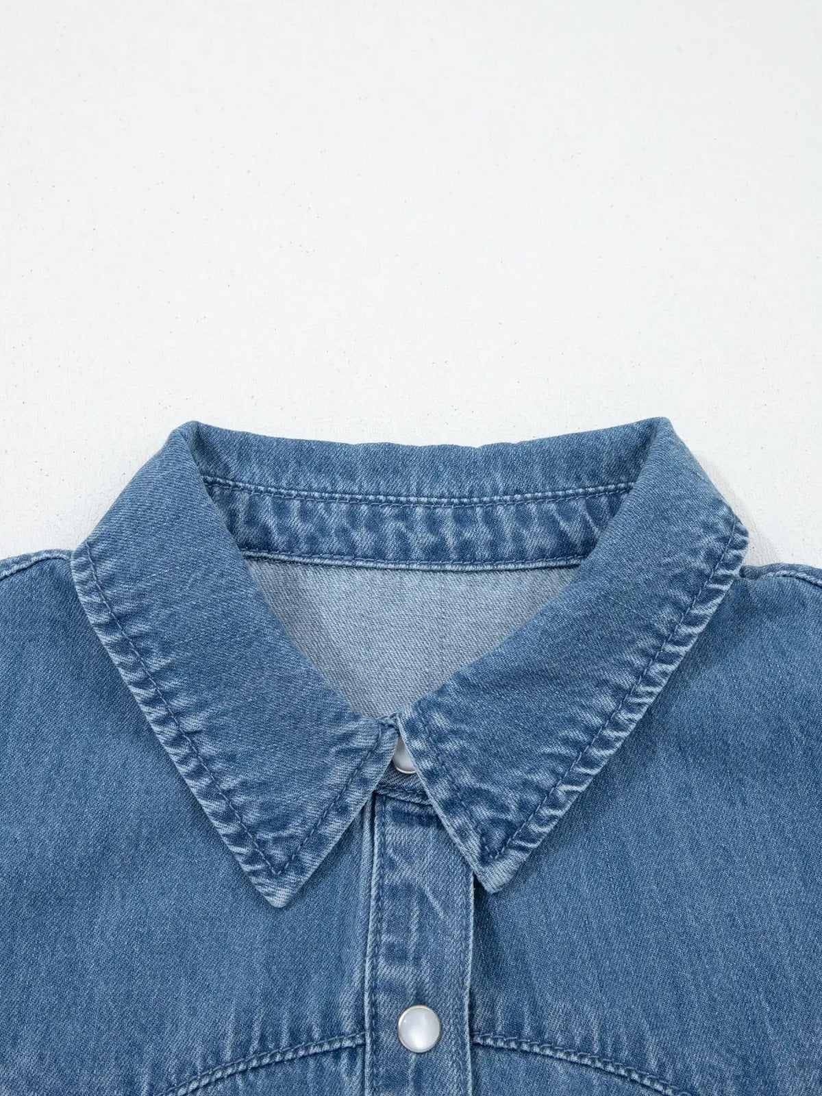 Women's denim button-up blouse with collar in blue denim fabric