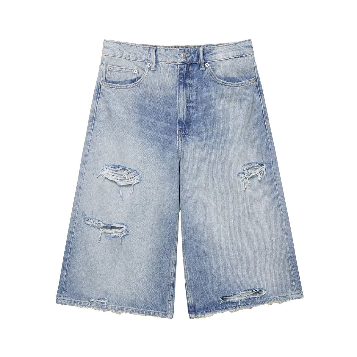 Loose denim casual shorts in light blue denim with ripped knees and frayed hems