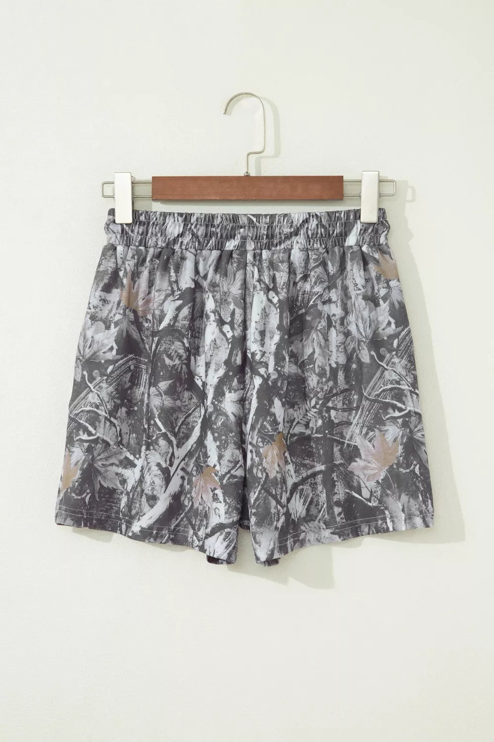 Abstract maple leaf print shorts with elastic waistband in gray and black tones