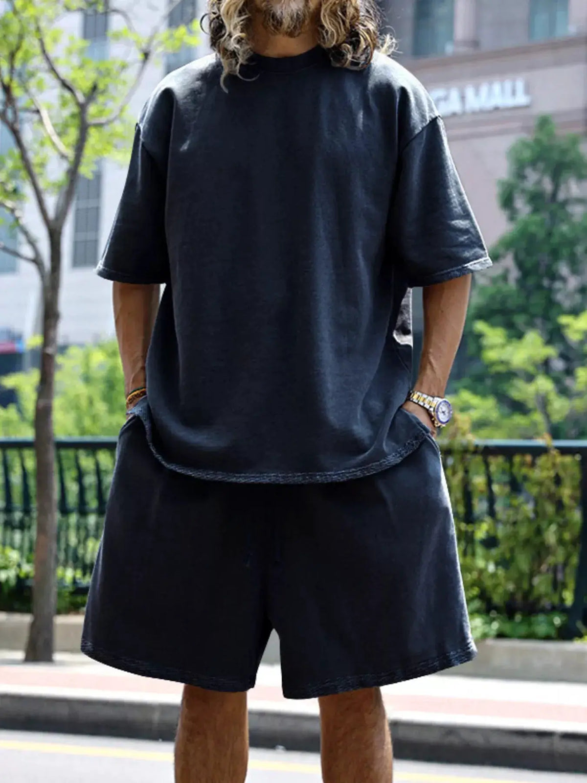 Men's full-size relaxed-fit t-shirt and shorts set with pockets in black