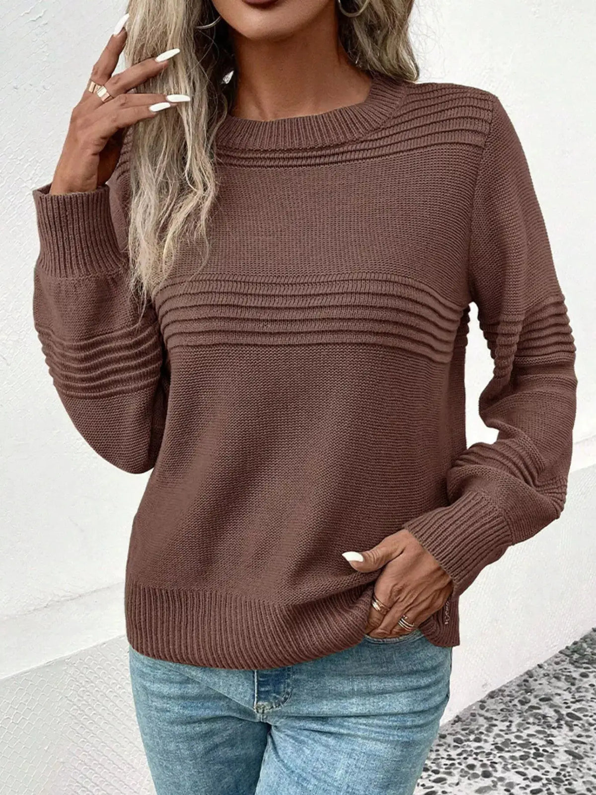 Cozy acrylic round-neck sweater in brown with stretch fit and ribbed detailing