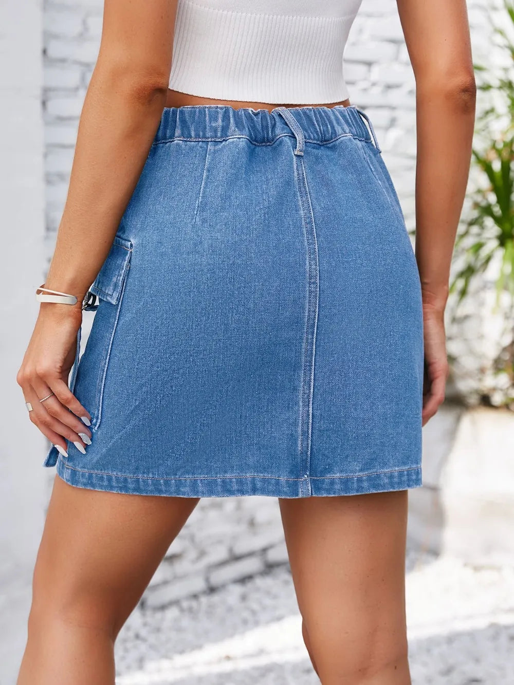Pocketed denim skirt with side pocket, elastic waist, blue, short length.