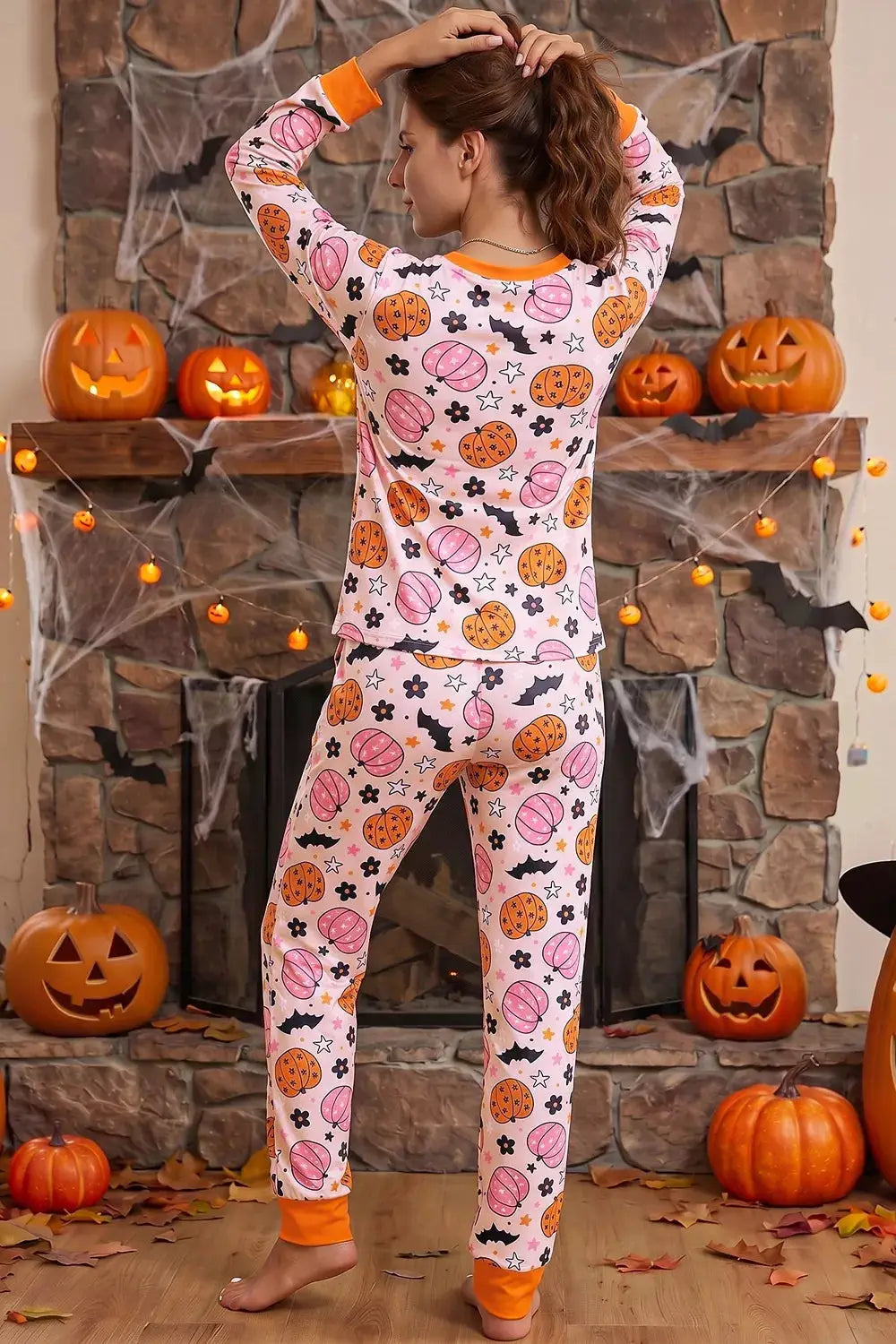 Two-piece pink Halloween pumpkin print lounge set with long-sleeve top and pants, orange pumpkins and bats, Trendsi