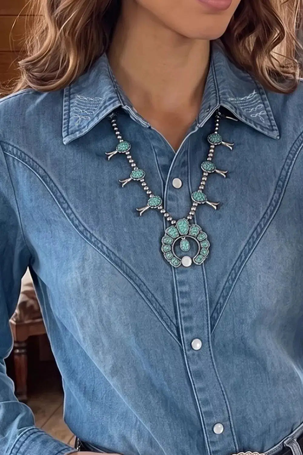 Classic long-sleeve denim shirt with stretch collar and button closure in blue