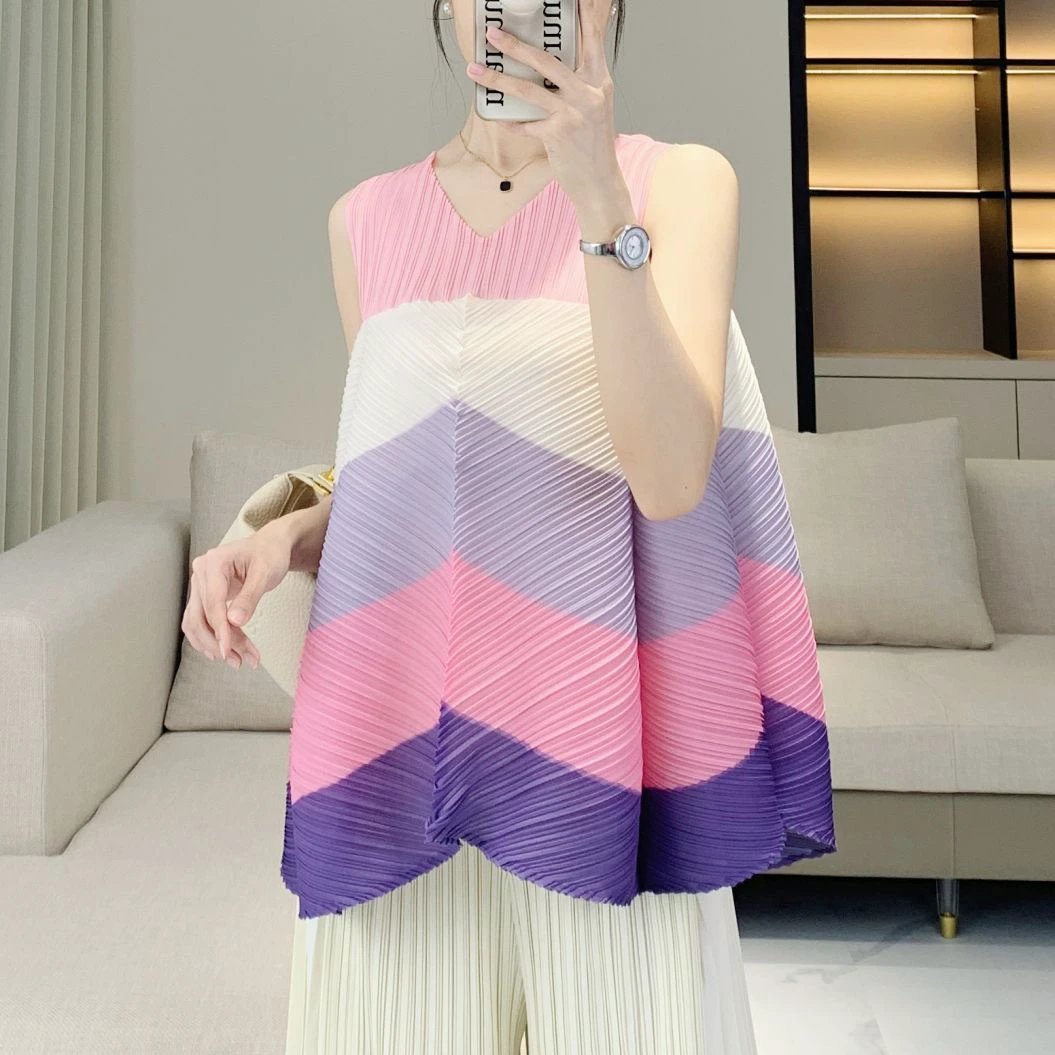 V-neck color blocked loose pleated top with youthful and stylish style, versatile sleeveless T-shirt for women by eprolo