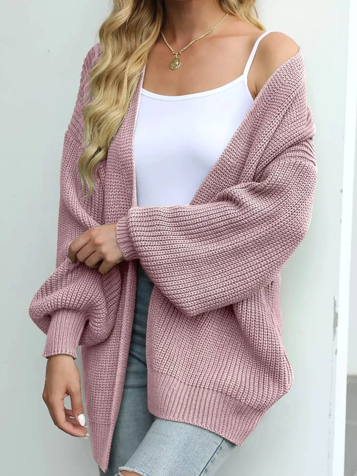 Cozy oversized chunky knit cardigan in soft pink, open front with lantern sleeves — Trendsi