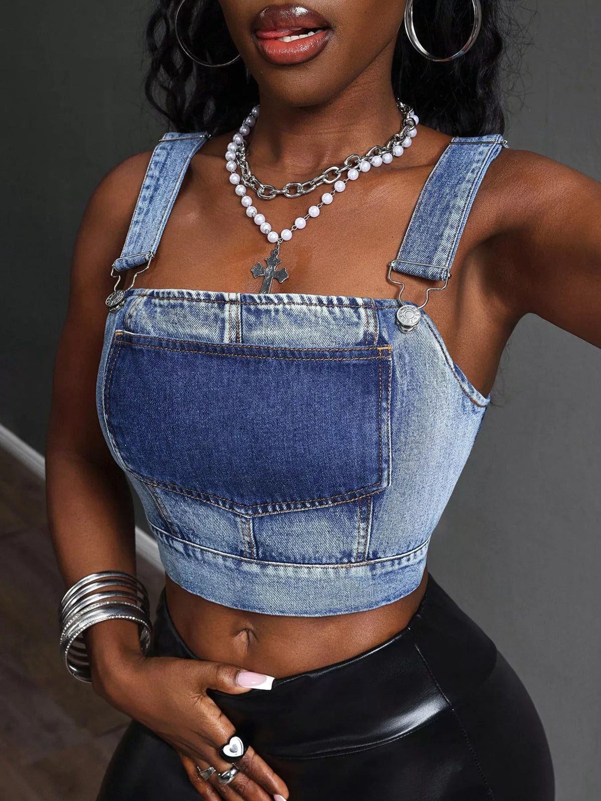 Adjustable straps cropped blue denim top with front zipper closure