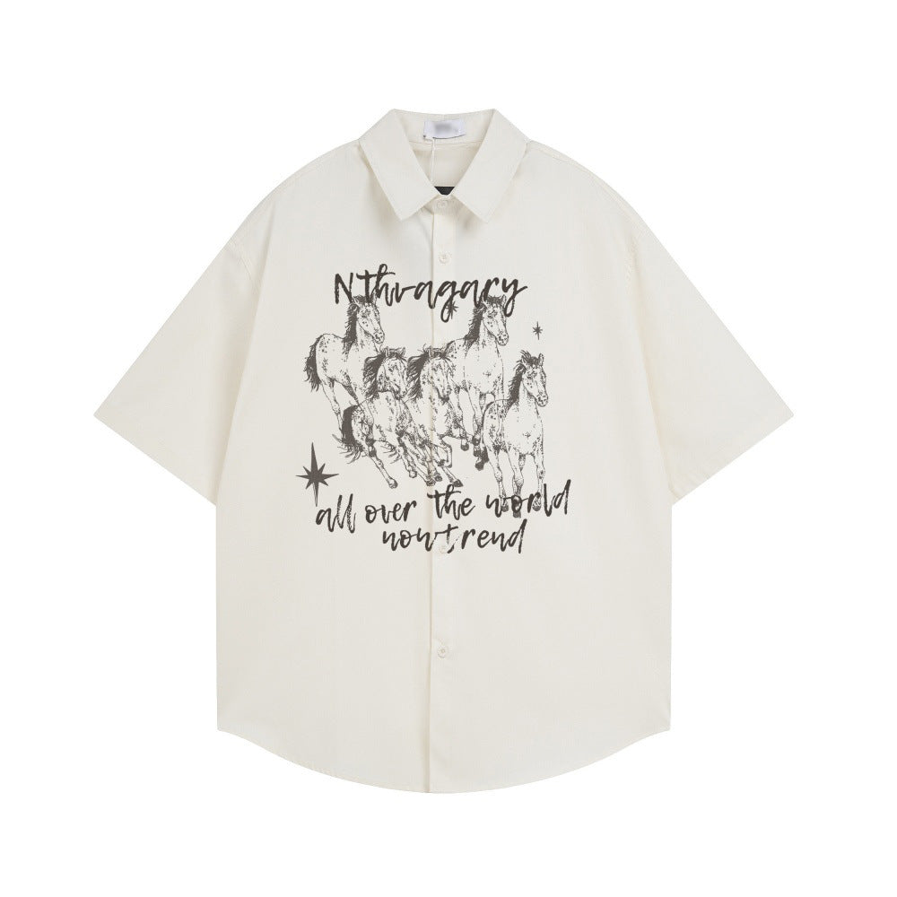 Camisa de manga corta estampada con bocetos de un grupo de caballos