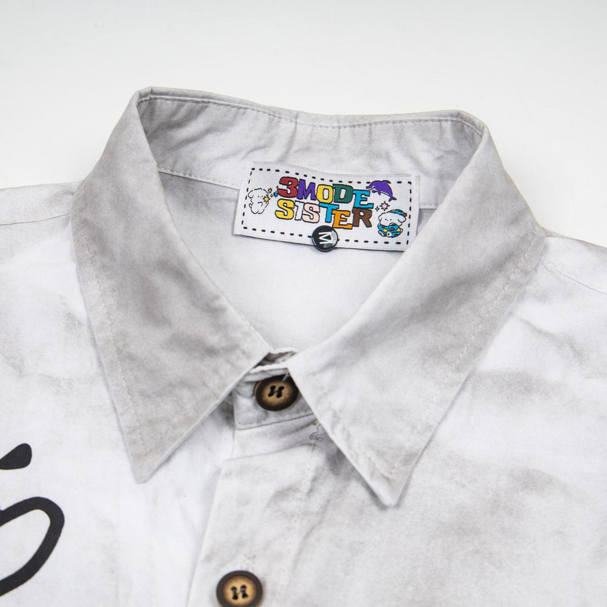 T-shirt with light graywashed finish and collar, colorful Mode Sister label patch