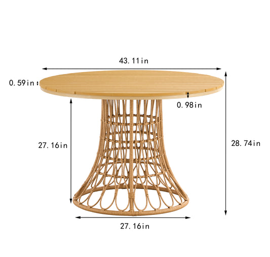 Table et chaises en bambou simples pour un repas en plein air