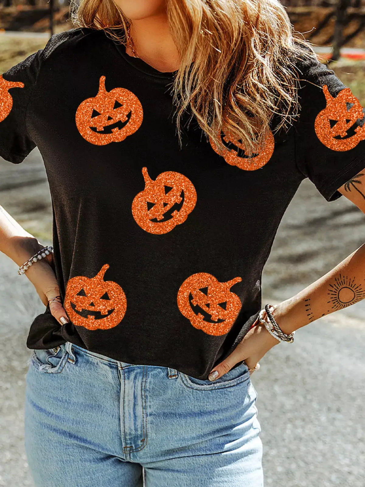 Glitter pumpkin face crewneck T-shirt, black with orange jack-o'-lantern prints, Trendsi