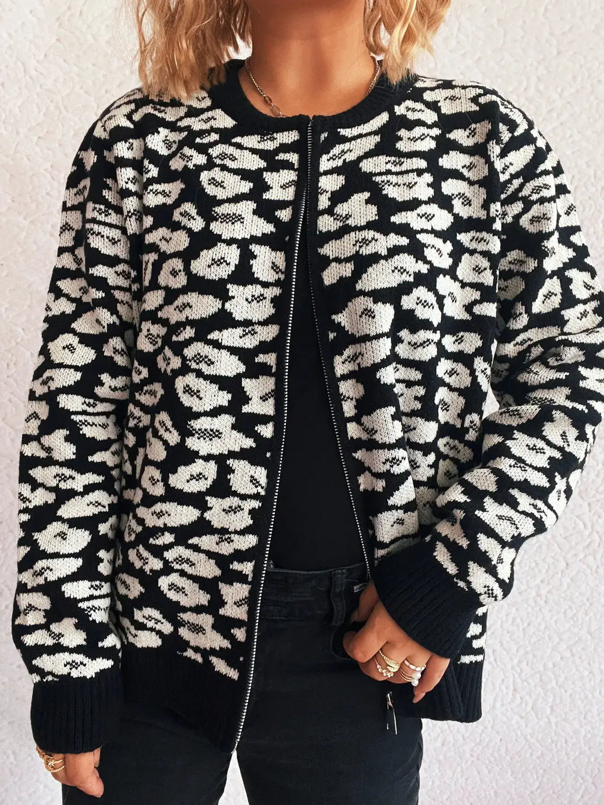 Zip-up long-sleeve cardigan in black and white leopard knit with ribbed cuffs