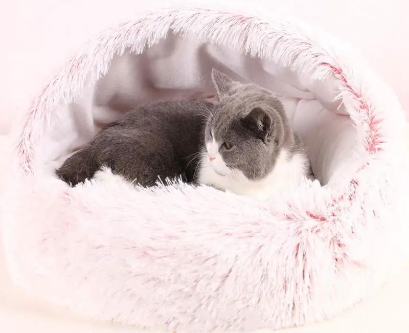 Crystal velvet warm round half-pack cat litter; grey and white cat relaxing in a pink plush bed.