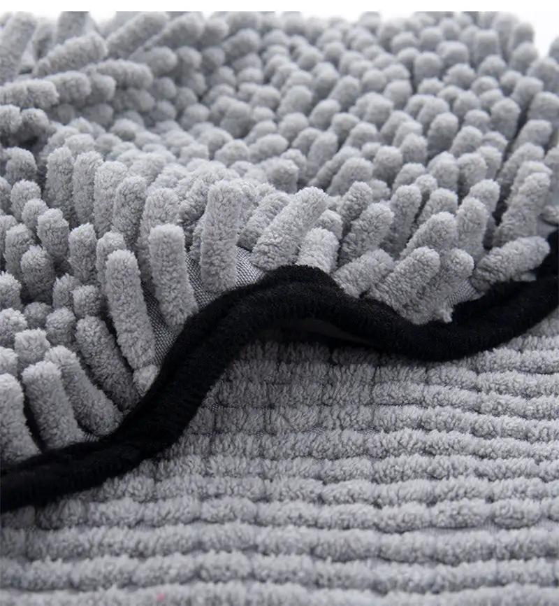 Pet towel made of gray microfiber with black edge; soft, ultra-absorbent and quick-drying towel for dogs and cats.