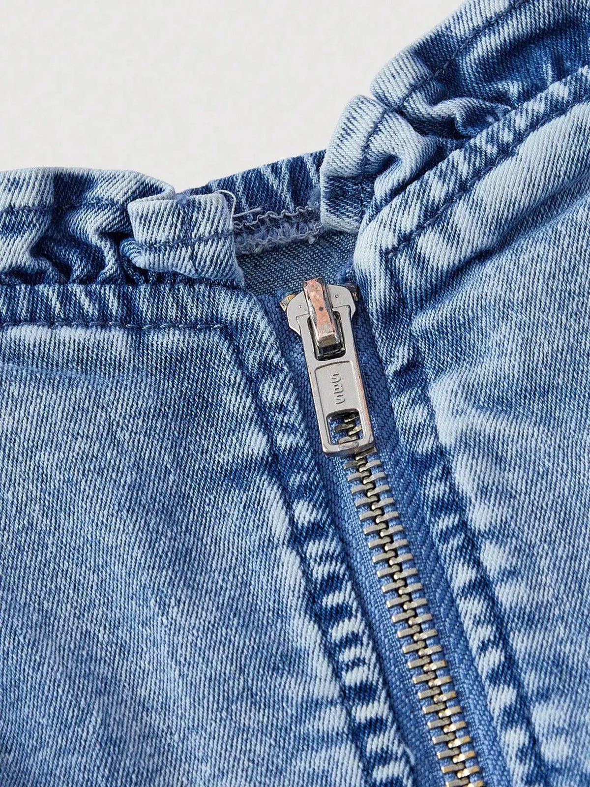 Sweetheart neck denim cami top with cotton-polyester front zip in blue denim