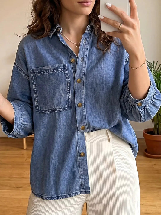 Relaxed blue denim shirt with three-quarter sleeves and double front pockets