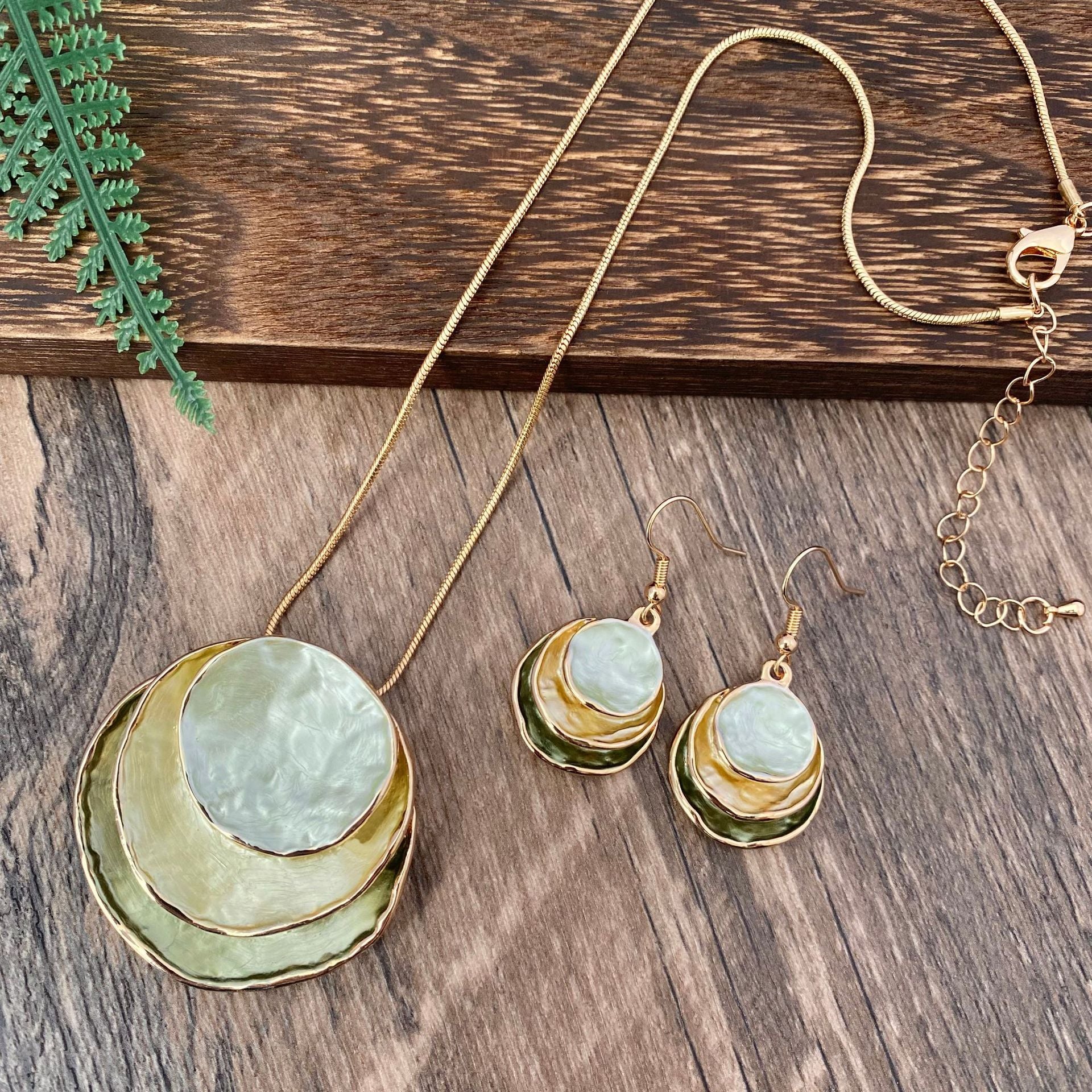 Conjunto de pendientes y collar con colgante hueco de tres capas de aceite de color
