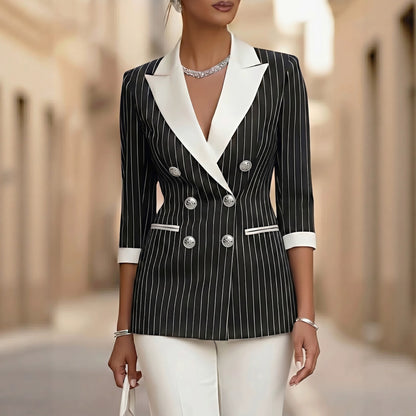 llamativa chaqueta de traje cruzada.