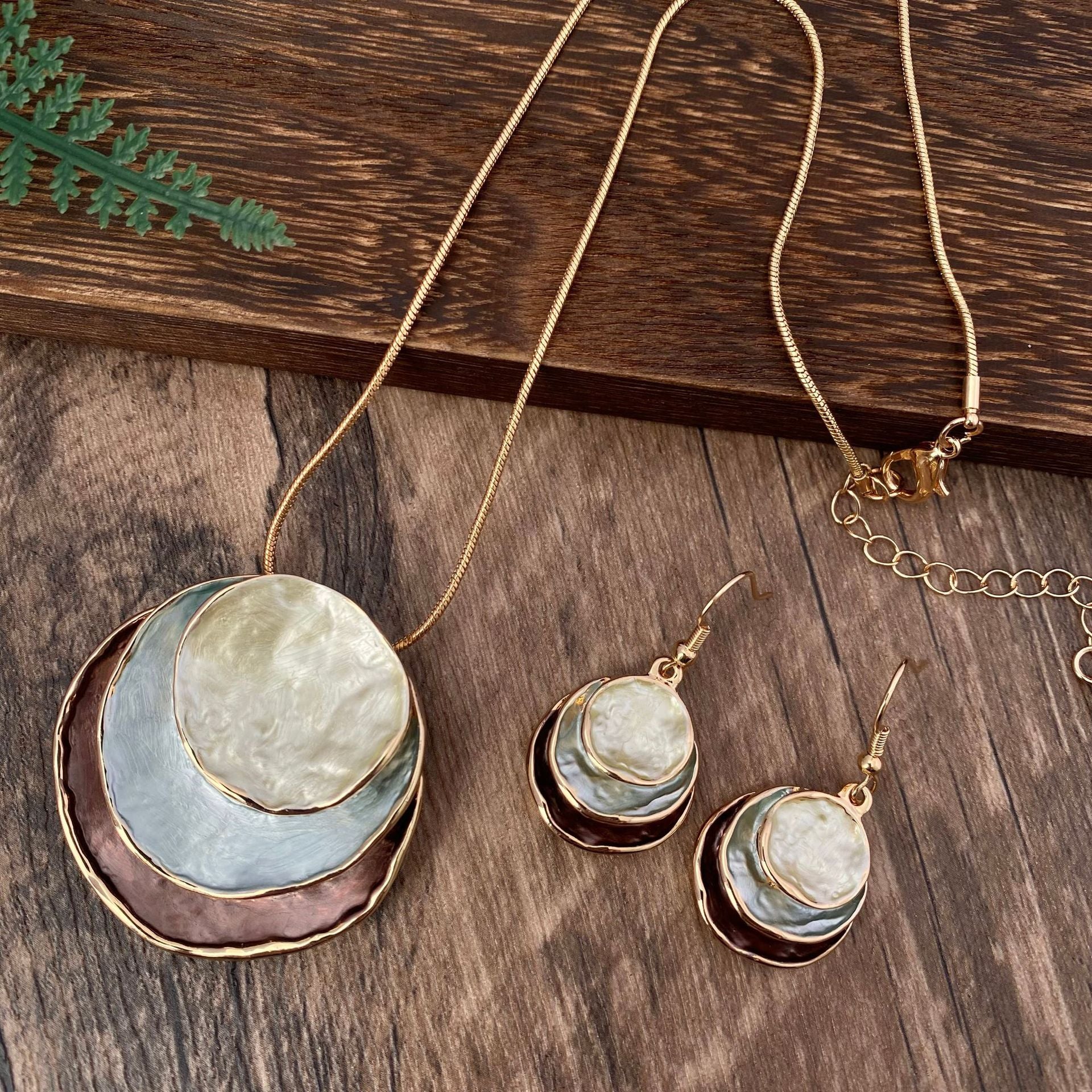 Conjunto de pendientes y collar con colgante hueco de tres capas de aceite de color
