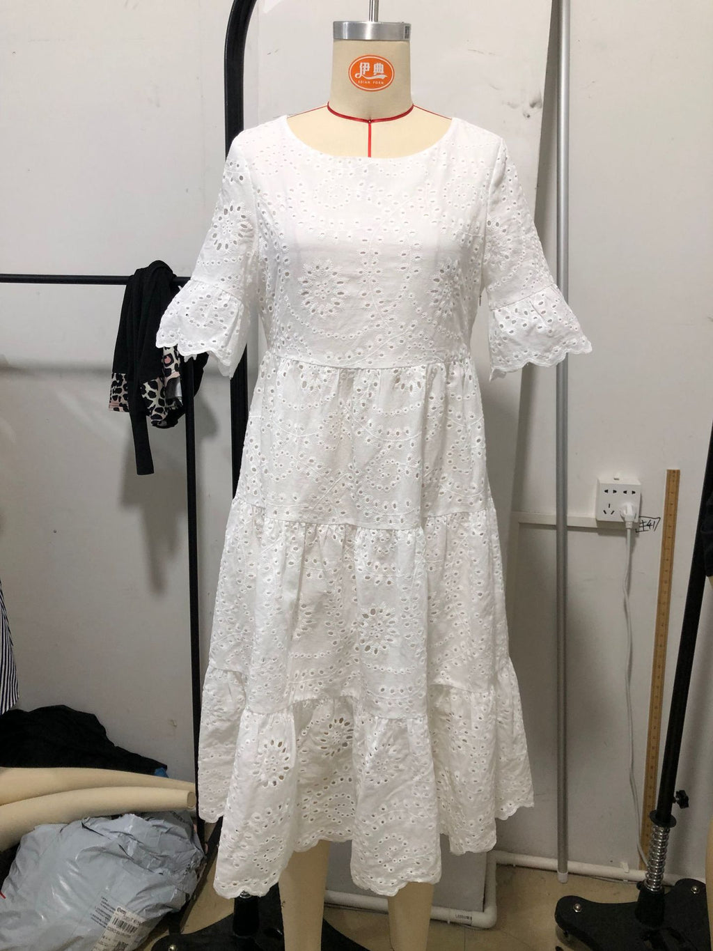 Robe décontractée pour femme à broderies, creusée, à manches courtes et col rond, avec volants aux manches et à la taille