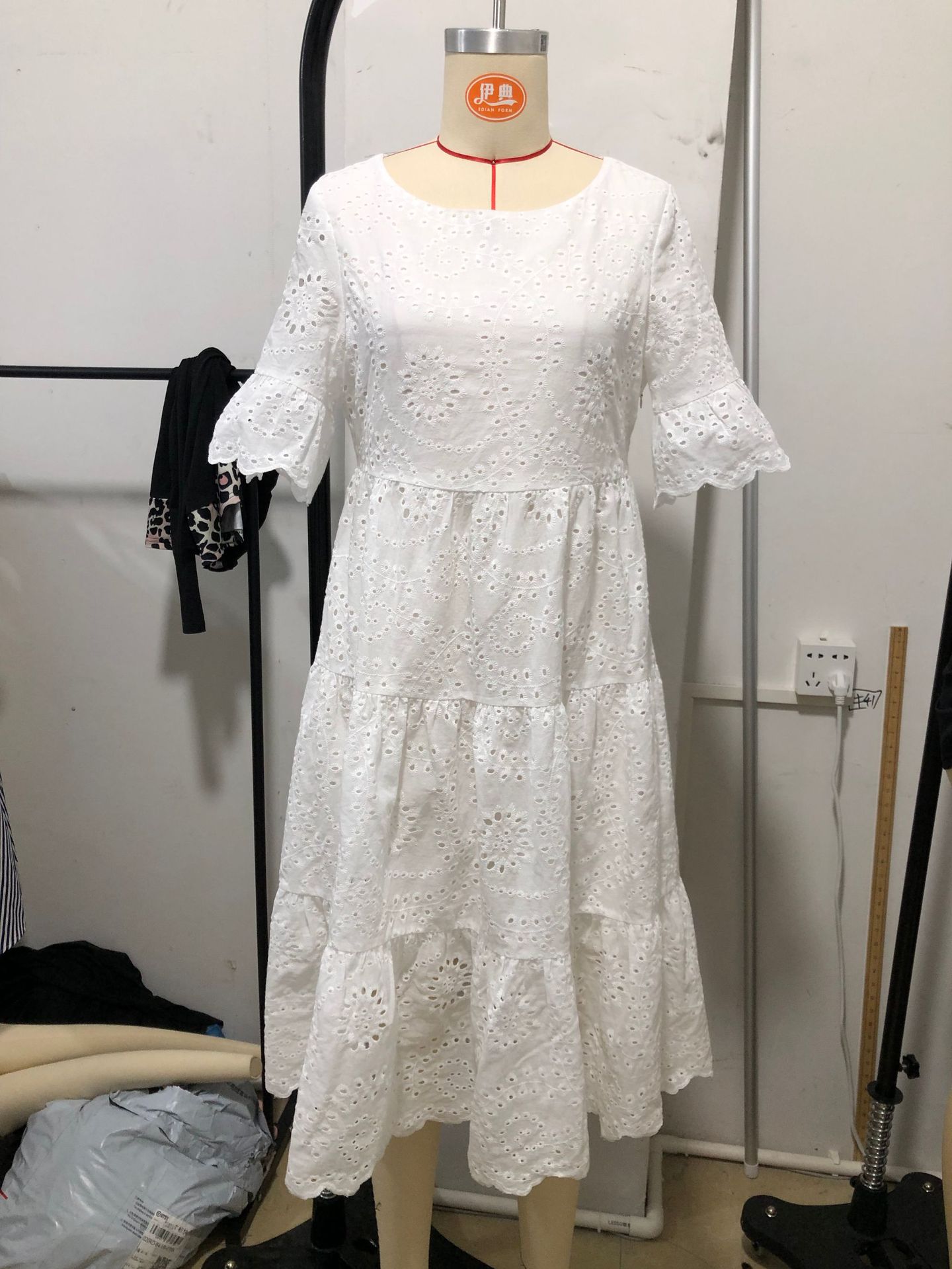 Robe décontractée pour femme à broderies, creusée, à manches courtes et col rond, avec volants aux manches et à la taille