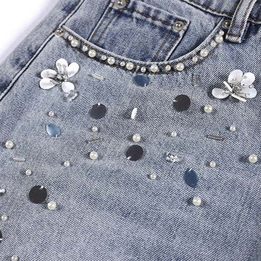 Short en jean lavé orné de perles fait à la main