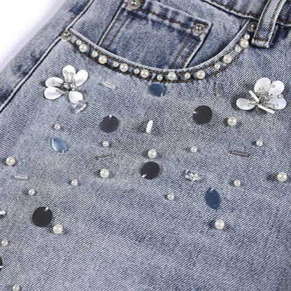 Short en jean lavé orné de perles fait à la main