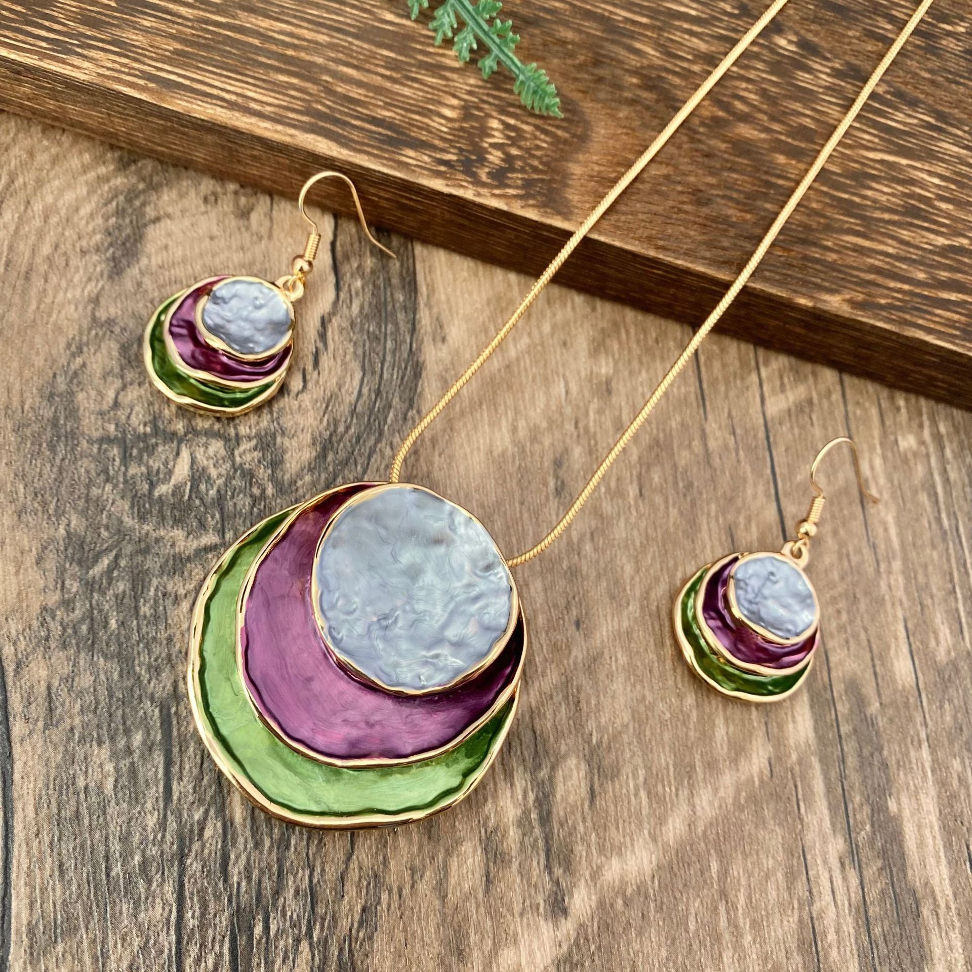 Conjunto de pendientes y collar con colgante hueco de tres capas de aceite de color