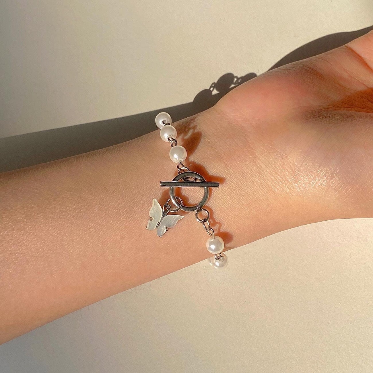 Pulsera de Perlas con Colgante de Mariposa Galvanizado