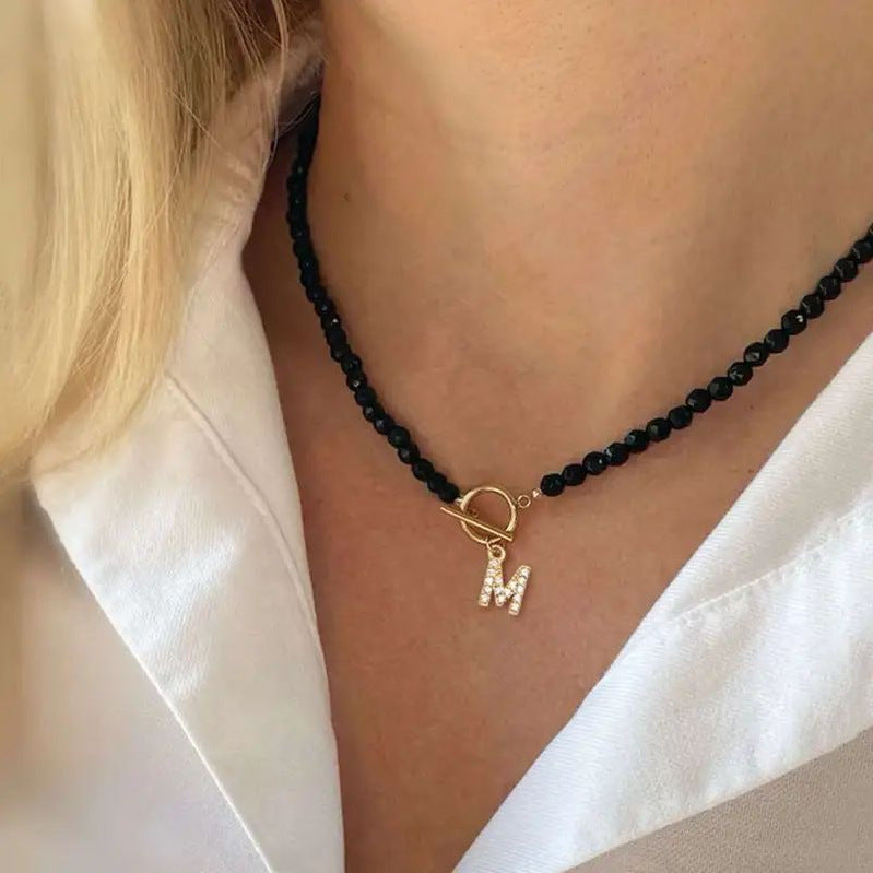 Collar con colgante de letras con incrustaciones, hebilla OT de cadena de perlas