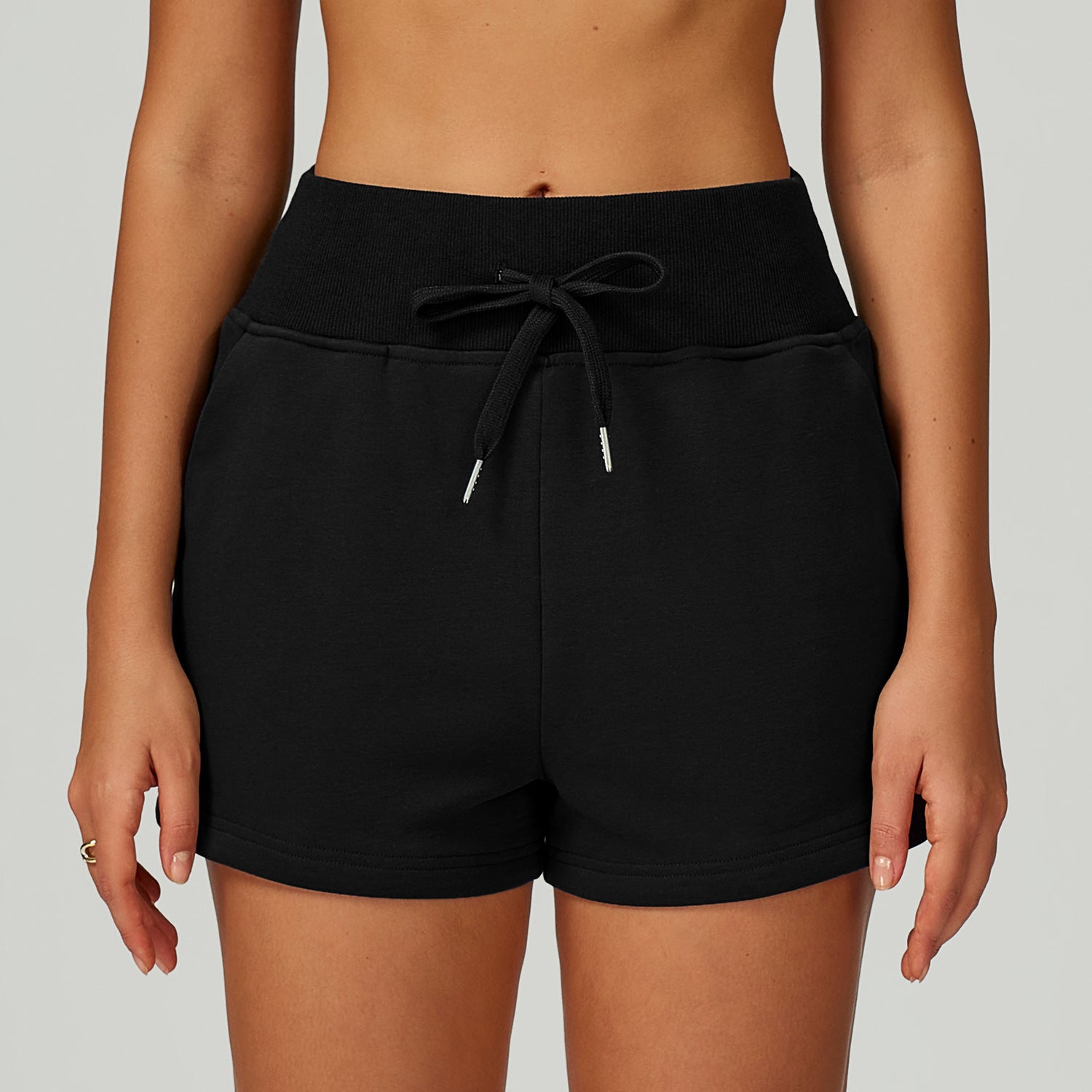 Short de sport molletonné taille haute avec cordon de serrage et poches pour l'extérieur