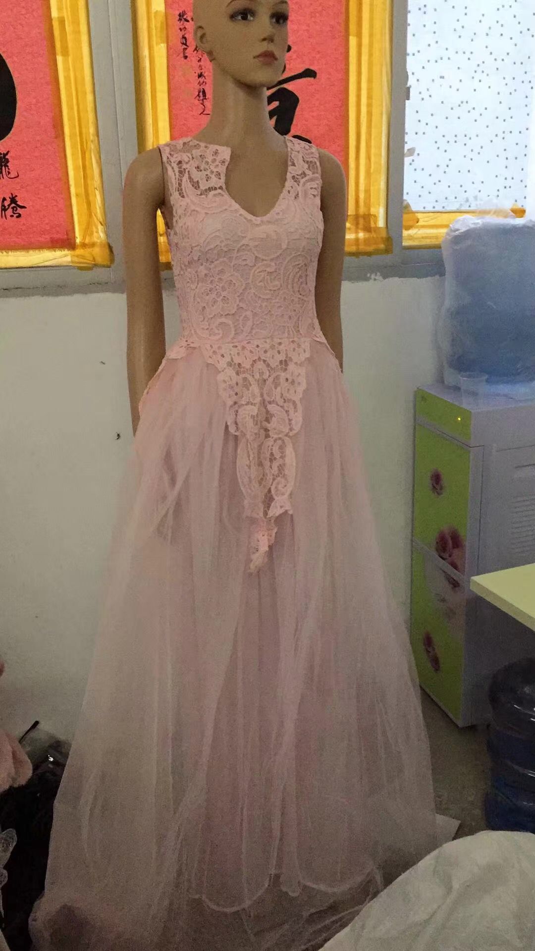 Robe de mariée sans manches à fleurs et dentelle pour femme