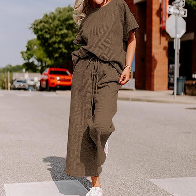 Conjunto de dos piezas de ropa de mujer informal con textura de color sólido, pantalones y manga corta