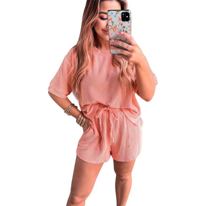 Ensemble deux pièces short taille élastique et haut col rond ondulé à manches courtes
