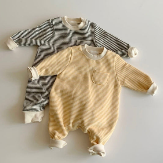 Portez des combinaisons rayées pour bébés à l'extérieur