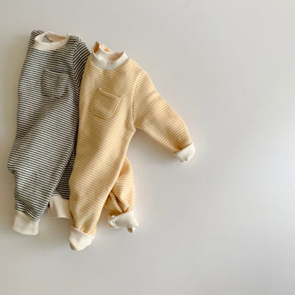 Portez des combinaisons rayées pour bébés à l'extérieur
