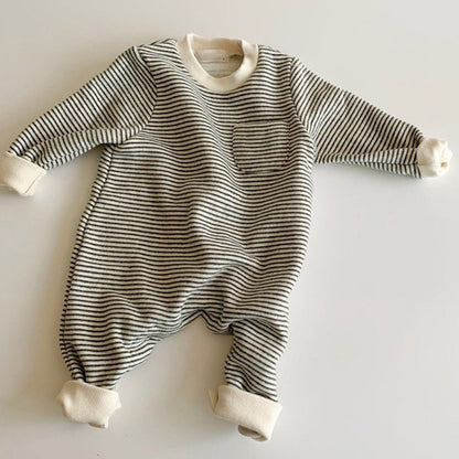 Portez des combinaisons rayées pour bébés à l'extérieur