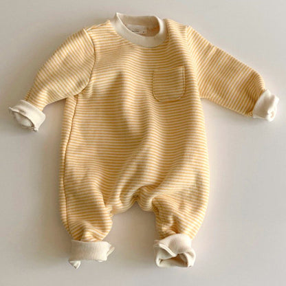 Portez des combinaisons rayées pour bébés à l'extérieur