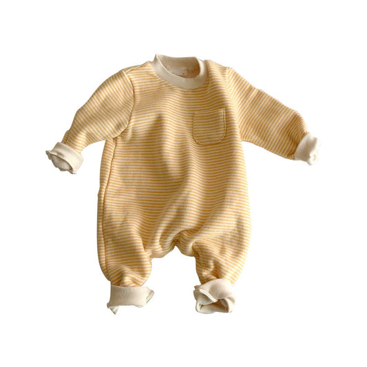 Portez des combinaisons rayées pour bébés à l'extérieur
