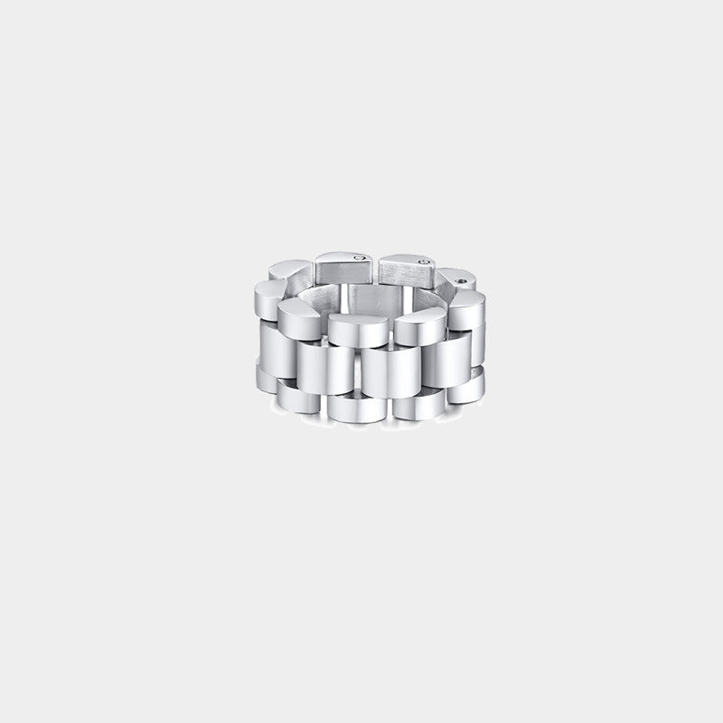 La cadena se eleva hacia el anillo de oro, anillo femenino