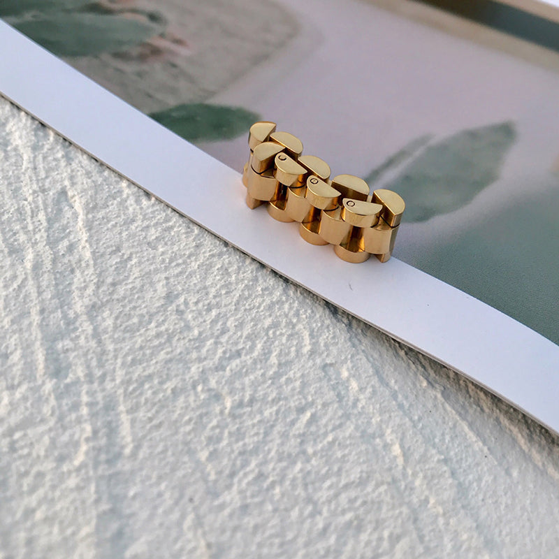 The Chain Soars To The Golden Ring Ring Female