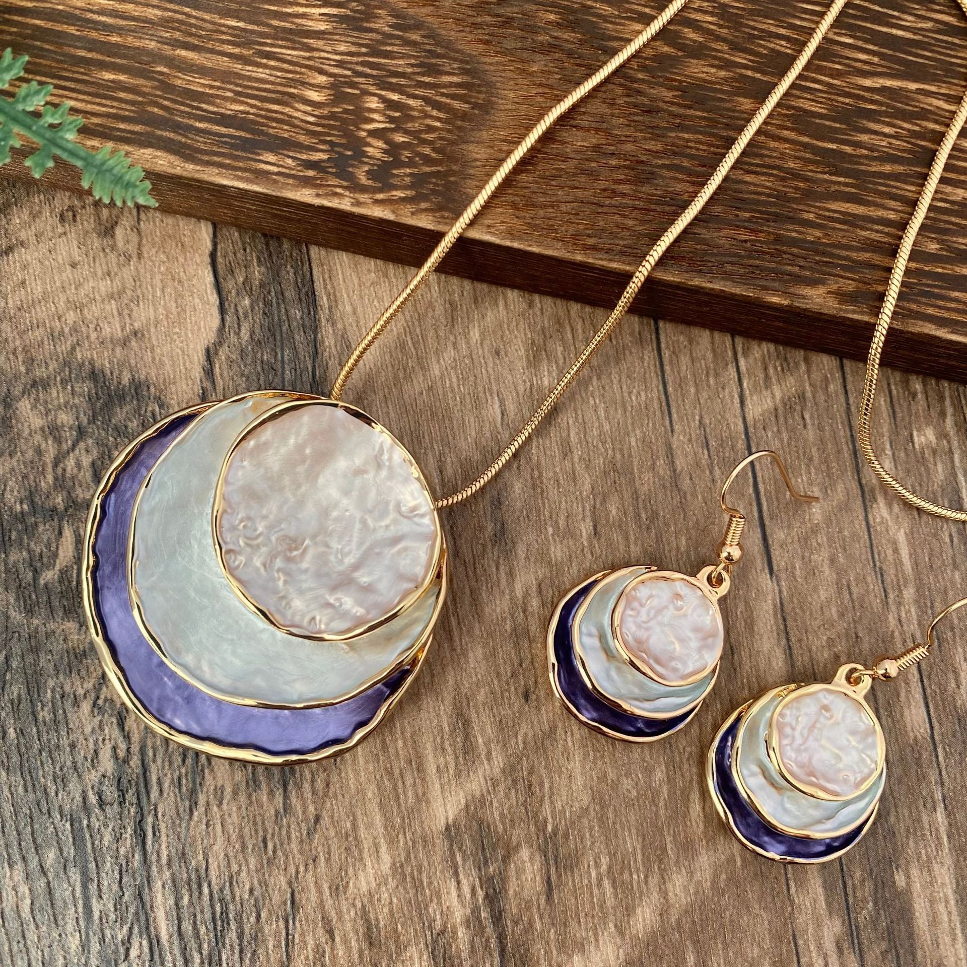 Conjunto de pendientes y collar con colgante hueco de tres capas de aceite de color