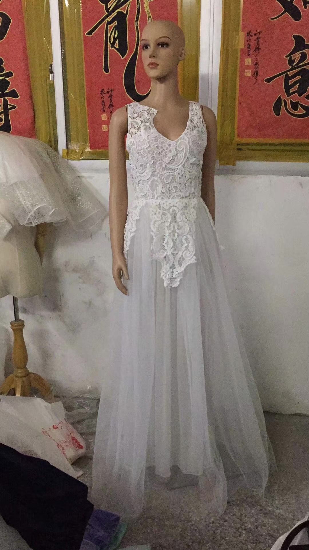 Robe de mariée sans manches à fleurs et dentelle pour femme