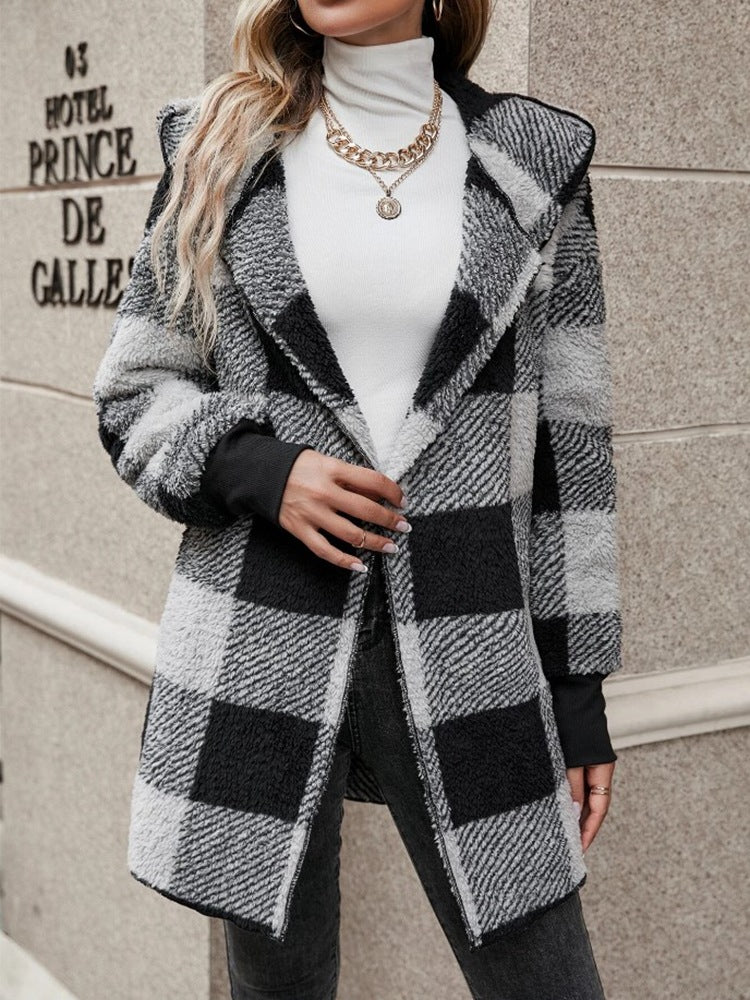 Cardigan long en maille à carreaux et coutures contrastées