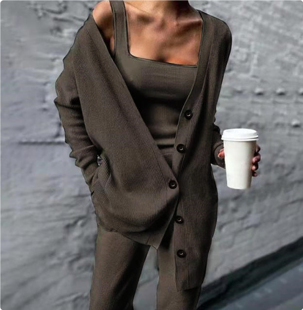 Traje de punto de tres piezas para mujer con abrigo, chaleco y pantalón