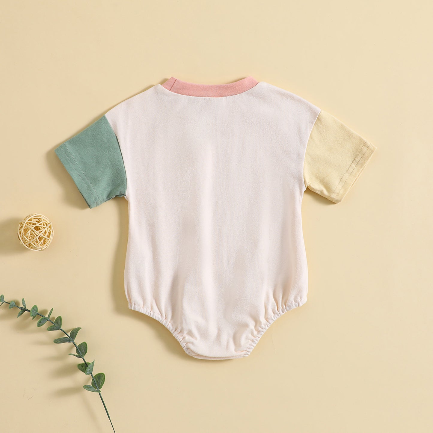 Barboteuse unie bébé à manches courtes avec coutures