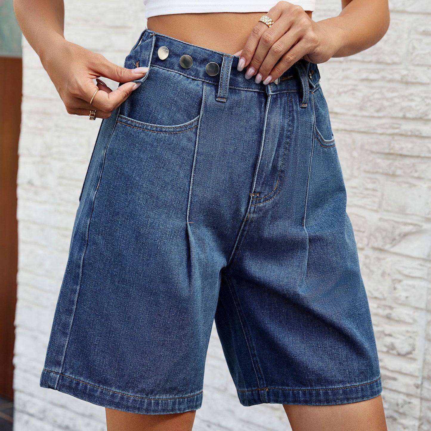 Short en jean pour femme avec taille ajustable, modèle tendance pour l'été.