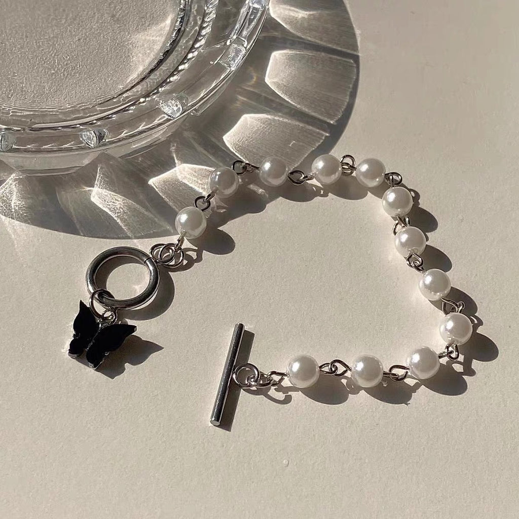 Pulsera de Perlas con Colgante de Mariposa Galvanizado